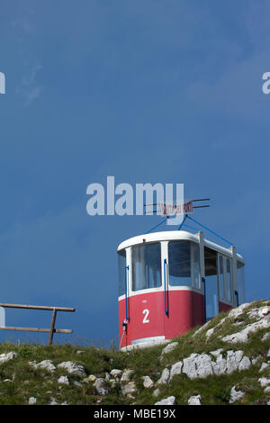 Eine alte rote Kabel Auto, als display Stück in der Nähe des Cafe auf der Spitze des Monte Baldo verwendet Stockfoto