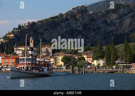 Raddampfer MPV G Zanardelli verlassen den Hafen von Torbole, Italien Stockfoto