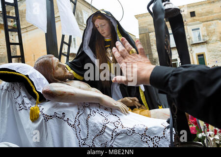 SESSA AURUNCA, Italien, März 30-31, 2018 - eine Frau begrüßt Vergine Addolorata während der Osterferien Prozession am Karsamstag in Sessa Aurunca, Italien Stockfoto