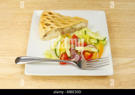 Huhn und Schinken Pastete mit Salat und eine Gabel auf einem hölzernen Tischplatte Stockfoto