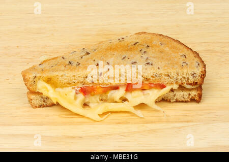 Emmentaler Käse und Tomaten Sandwich auf einer hölzernen Schneidebrett getoastet Stockfoto