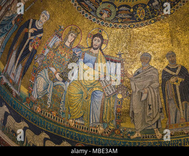 Rom, Italien. Die Basilika Santa Maria in Trastevere. Mosaiken in der Apsis. Damit ist die wichtigste Mosaik von Christus und Maria von Heiligen flankiert, stammt aus dem Stockfoto