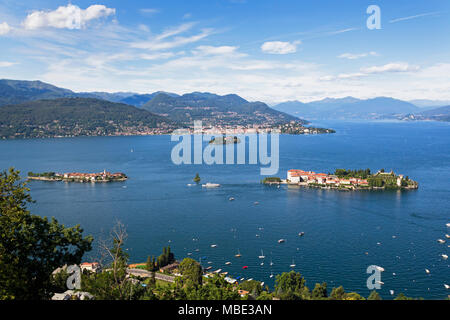 Borromäischen Inseln, Lago Maggiore, Verbano-Cusio-Ossola Provinz, Piemont, Italien. Die große Insel auf der rechten Seite ist die Isola Bella. Die große Insel auf Stockfoto