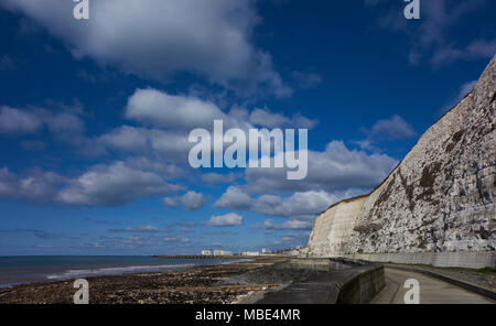 Sicht auf die Weißen Felsen entlang Brighton, Großbritannien Stockfoto