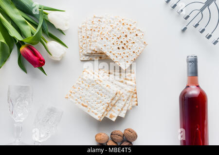 Ansicht von oben Matza und Wein mit Blumen, jüdischen Passah urlaub Konzept Stockfoto