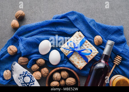 Ansicht von oben Matza, Eier und Wein am Tisch, passah Geschichte Konzept Stockfoto