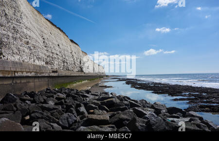 Sicht auf die Weißen Felsen entlang Brighton, Großbritannien Stockfoto