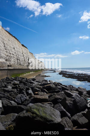 Sicht auf die Weißen Felsen entlang Brighton, Großbritannien Stockfoto