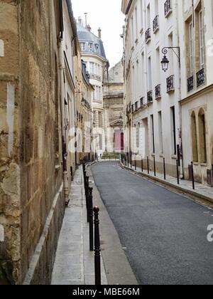 Auf der Suche rue Aubriot gegenüber der Kirche Notre-Dame-des-Blancs-Manteaux. Paris, Frankreich. Stockfoto