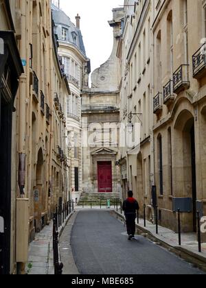 Man Walking down rue Aubriot gegenüber der Kirche Notre-Dame-des-Blancs-Manteaux. Paris, Frankreich. Stockfoto