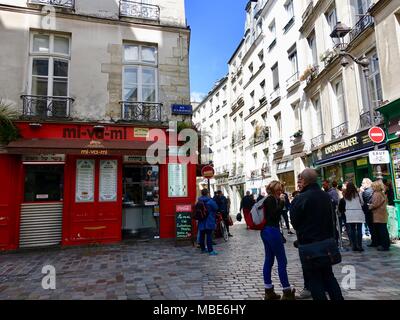 Die Menschen in Gruppen, außerhalb der falafel Restaurants in der Rue des Rosiers und Rue des Écouffes im Marais. Paris, Frankreich. Stockfoto