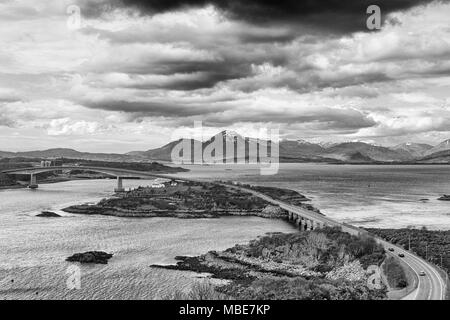 Skye Bridge über den Loch Alsh anschließen Festland Highland Schottland mit der Insel Skye, von Plock, Schottland, UK im März einfarbig Schwarz & Weiß Stockfoto