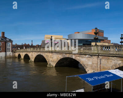 Blick über den Fluss Severn und Welsh Brücke von Victoria Quay in Richtung Theater Nordhausen Shrewsbury, Shropshire England Großbritannien Stockfoto