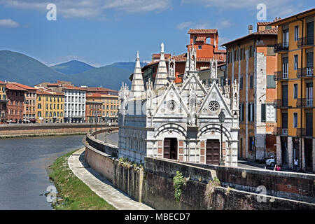 Schöne kleine gotische Kirche Santa Maria della Spina auf dem Arno in Pisa, Italien, Italienisch. (Die Kirche, errichtet um 1230 in die Pisaner gotischen Stil) Stockfoto