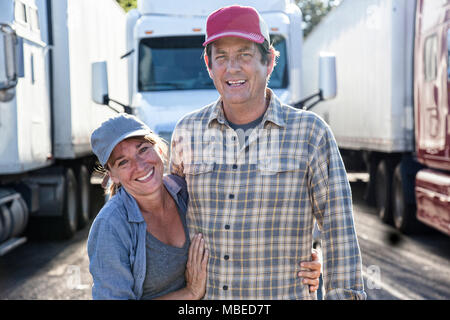 Mann und Frau fahren Team vor Ihren Lkw an einem Truck Stop. Stockfoto