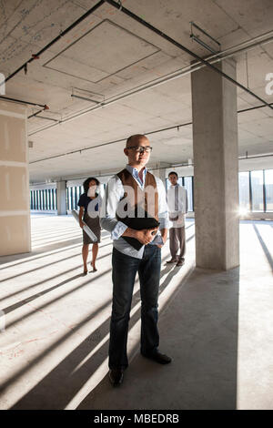 Porträt eines Mixed Race Team in eine neue leere Büroräume. Stockfoto