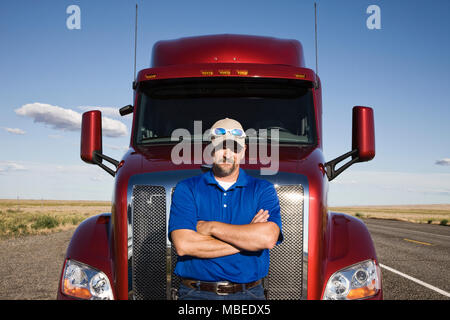 Porträt einer kaukasischen Mann Fahrer und seinen Lkw. Stockfoto