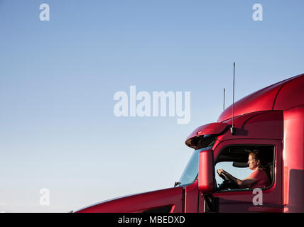 Blick auf einer weißen Frau Fahrer in der Kabine ihrer gewerblichen Lkw. Stockfoto