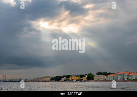 Russland, SANKT PETERSBURG - 18. AUGUST 2017: die Strahlen der Sonne bricht durch die Wolken auf der Universität Ufer der Newa in Saint-Petersb Stockfoto