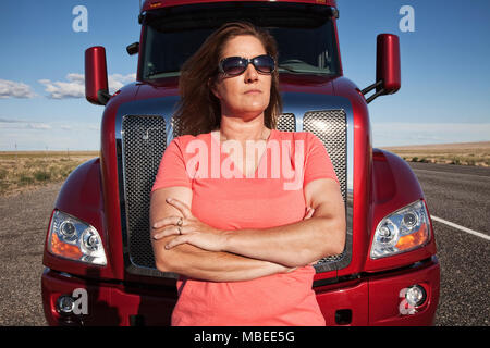 Porträt einer kaukasischen Frau Fahrer und ihr Lkw. Stockfoto