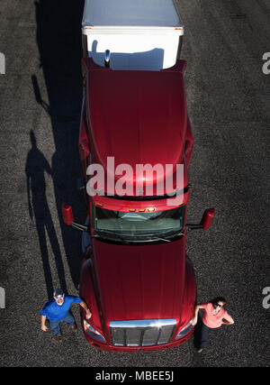 Porträt einer kaukasischen Mann und Frau fahren Team mit ihren Nutzfahrzeugen. Stockfoto