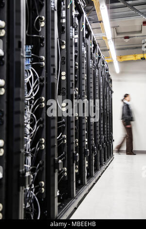 Ein Gang von Racks in einem Computer Server Farm. Stockfoto