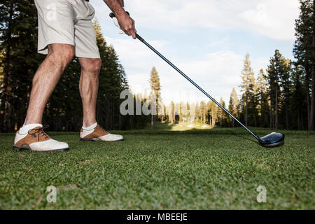 Ältere Golfspieler abzweigen Während einer Runde Golf. Stockfoto
