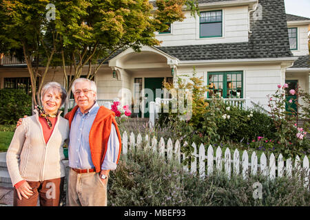 Hispanic senior Paar vor ihren älteren Stil umgebaut. Stockfoto