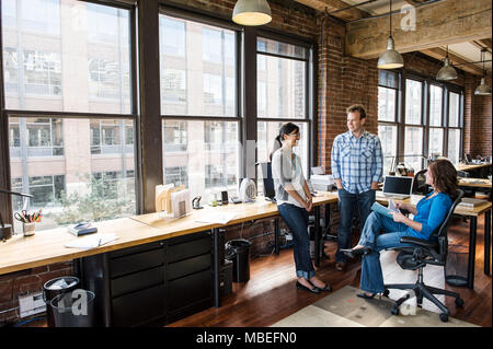 Mixed Race Gruppe von Menschen, die ein Problem in einem kreativen Office Brainstorming. Stockfoto