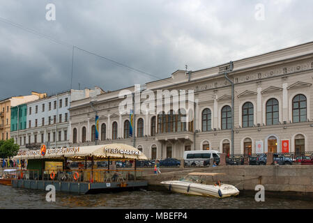 Russland, SANKT PETERSBURG - 18. AUGUST 2017: Ein Blick auf die Ufer der Fontanka, einem Pier in der Nähe der Fabergé Museum. Die Fabergé Museum war fou Stockfoto