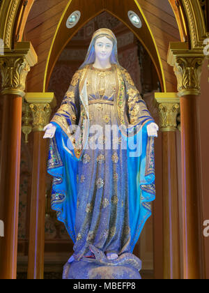 Jungfrau Maria, der Mutter Jesu, Skulptur unter einem Bogen mit schönen Beleuchtung Stockfoto