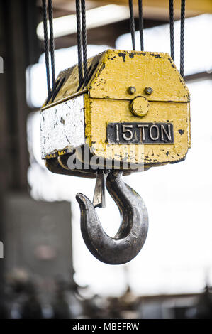 Nahaufnahme einer der Haken auf eine berauschende Pflicht Deckenlifter in einem Sheet Metal Factory. Stockfoto