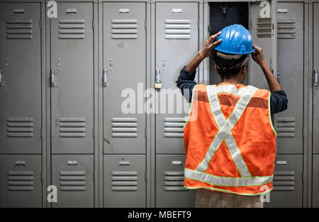 Arbeiter tragen einer Warnweste immer bereit für Arbeit im Pausenraum zu locker Stockfoto