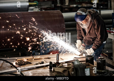 Fabrikarbeiter Schleifen einer Kante in einem Sheet Metal Factory. Stockfoto