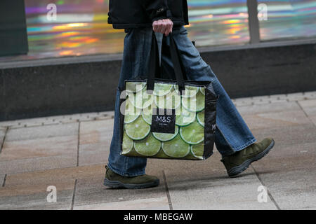 M&S Frühling Umsatz mit Käufern, die wiederverwendbaren Taschen in Preston City Centre, VEREINIGTES KÖNIGREICH Stockfoto