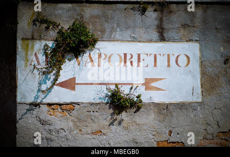 Ein gemaltes Schild in Rot auf Weiß auf einer Wand in Venedig Italien sprach mit dem Vaporetto Stockfoto