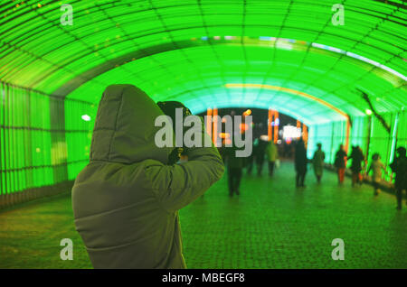 Fotograf fängt Straßenszene in Tunnel der Lichter, Central Street, Harbin Stockfoto
