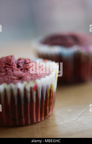 Mamas selbstgemachte Red velvet Cupcakes. Stockfoto
