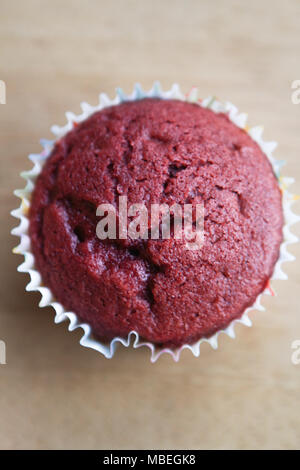 Mamas selbstgemachte Red velvet Cupcakes. Stockfoto