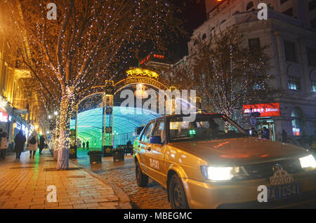 Haupteingang von Harbin Central Street (Zhong Yang Da Jie) bei Nacht Stockfoto