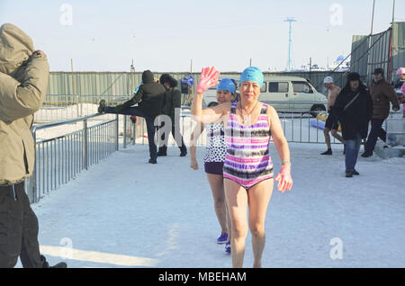 Winter swimming Performance in Songhua-fluss, Harbin Stockfoto