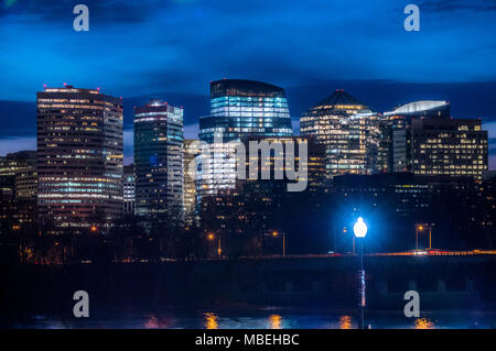 Rosslyn, Arlington, Virginia, USA Skyline der Stadt auf dem Potomac River. Stockfoto