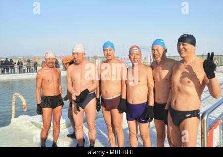 Winter swimming Performance in Songhua-fluss, Harbin Stockfoto