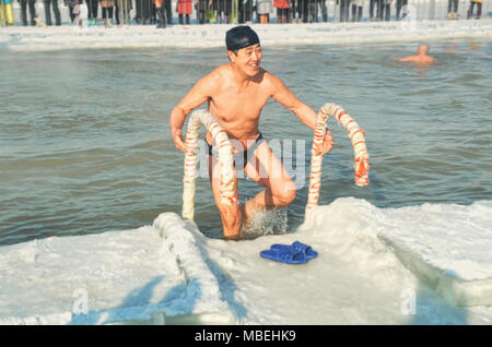 Winter swimming Performance in Songhua-fluss, Harbin Stockfoto