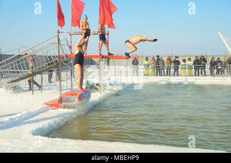 Winter swimming Performance in Songhua-fluss, Harbin Stockfoto