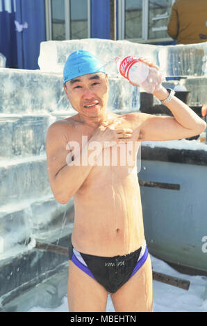 Winter swimming Performance in Songhua-fluss, Harbin Stockfoto