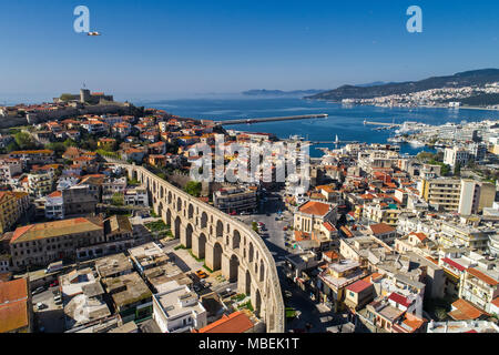 Kavala, Griechenland - April 9,2018: Luftaufnahme der Stadt Kavala im Norden der griechischen, der antiken Aquädukt Kamares, Wohnungen und mittelalterlichen Stadtmauer Stockfoto