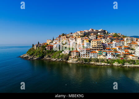 Luftaufnahme der Stadt Kavala im Norden der griechischen, der antiken Aquädukt Kamares, Wohnungen und mittelalterlichen Stadtmauer Stockfoto