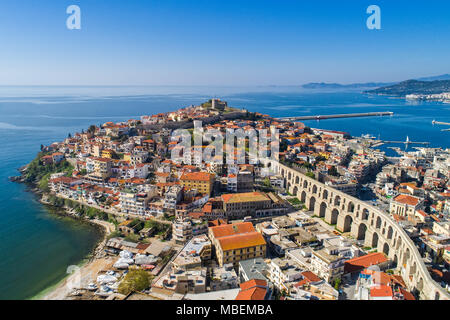 Luftaufnahme der Stadt Kavala im Norden der griechischen, der antiken Aquädukt Kamares, Wohnungen und mittelalterlichen Stadtmauer Stockfoto