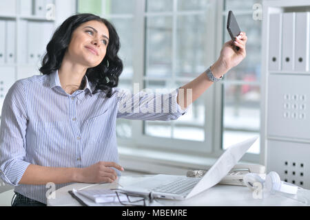 Frau mit Smartphone Stockfoto